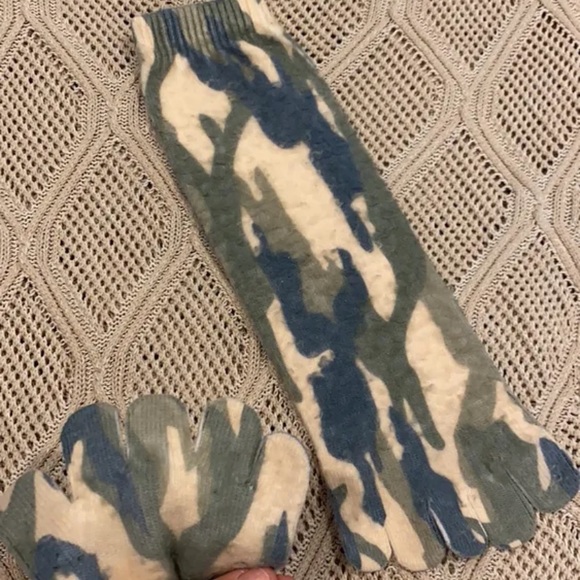 New Fuzzy Military Print Toe Socks - Picture 2 of 2
